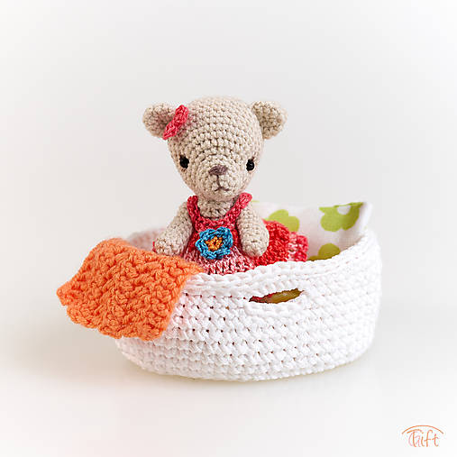 Hračky - Macík Bella v košíku – miniatúrny svet plný nežnosti - 17605069_