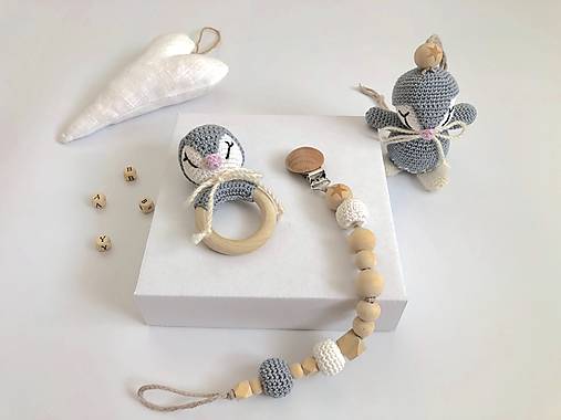 Hračky - Háčkovaný set pre bábätko-hračka na zavesenie,hrkálka,hryzátko,retiazka na cumeľ - 17605256_