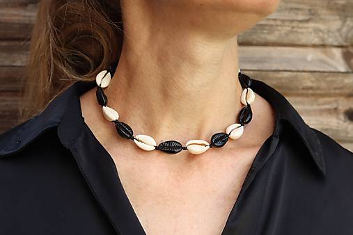 Choker z prírodných mušlí - black/white