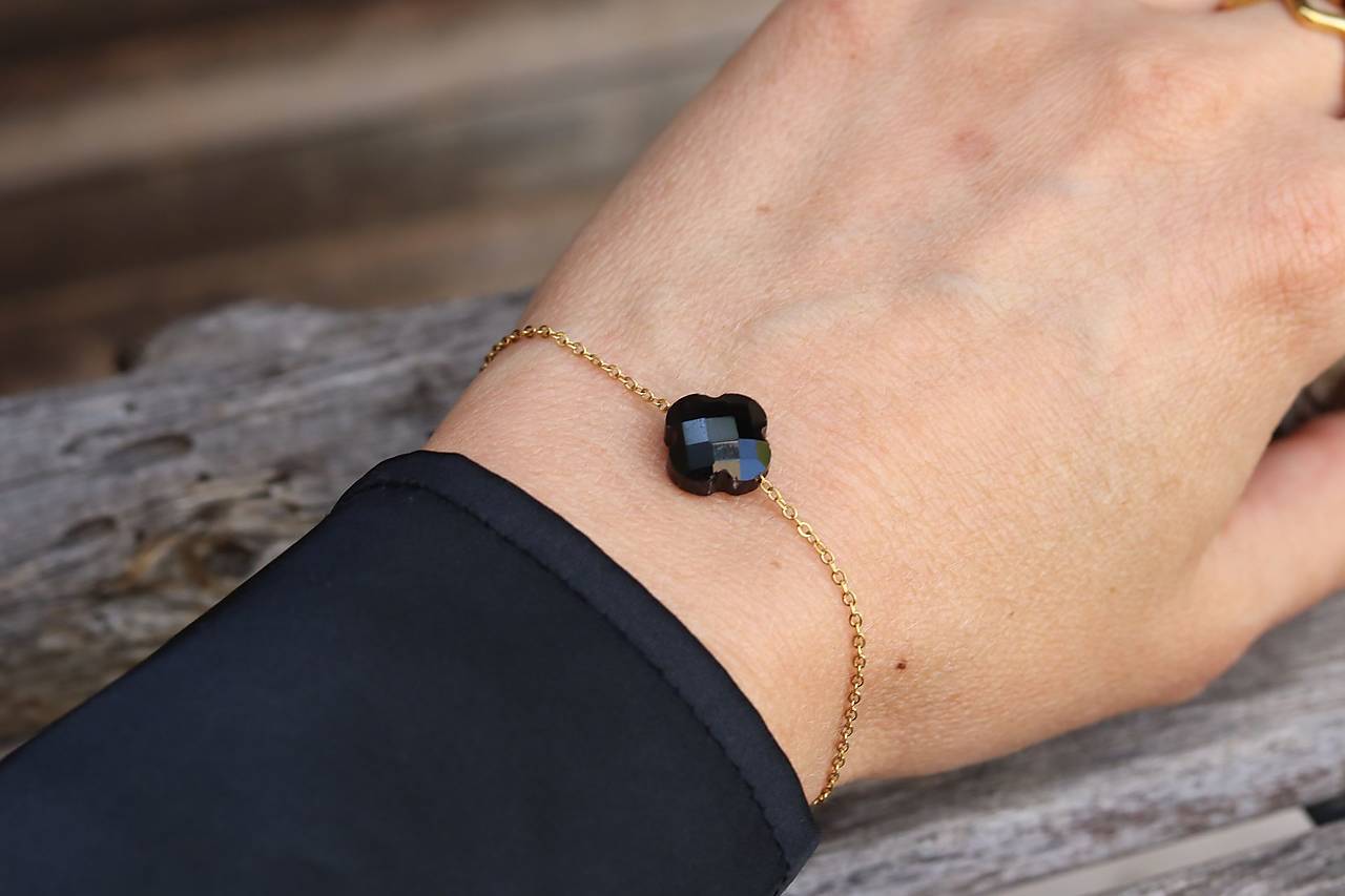 Retiazkový náramok so štvorlístkom