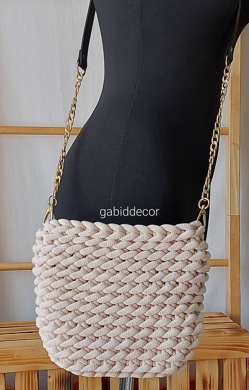 Crosboddy háčkovaná kabelka  (Nude/trak ekokoža čierna/retiazka zlatá)