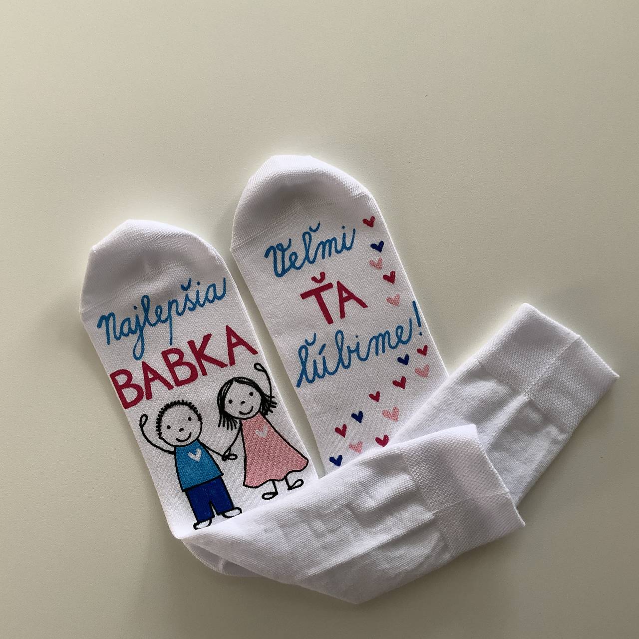 Maľované ponožky pre babku s nápisom: (“Najlepšia babka / Veľmi Ťa ľúbime” s postavičkami)