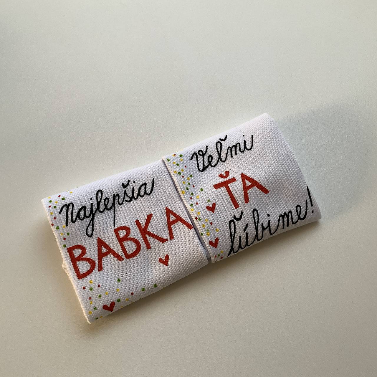 Maľované ponožky pre babku s nápisom: (Najlepšia babka / "Máme ŤA radi!"  - biele)