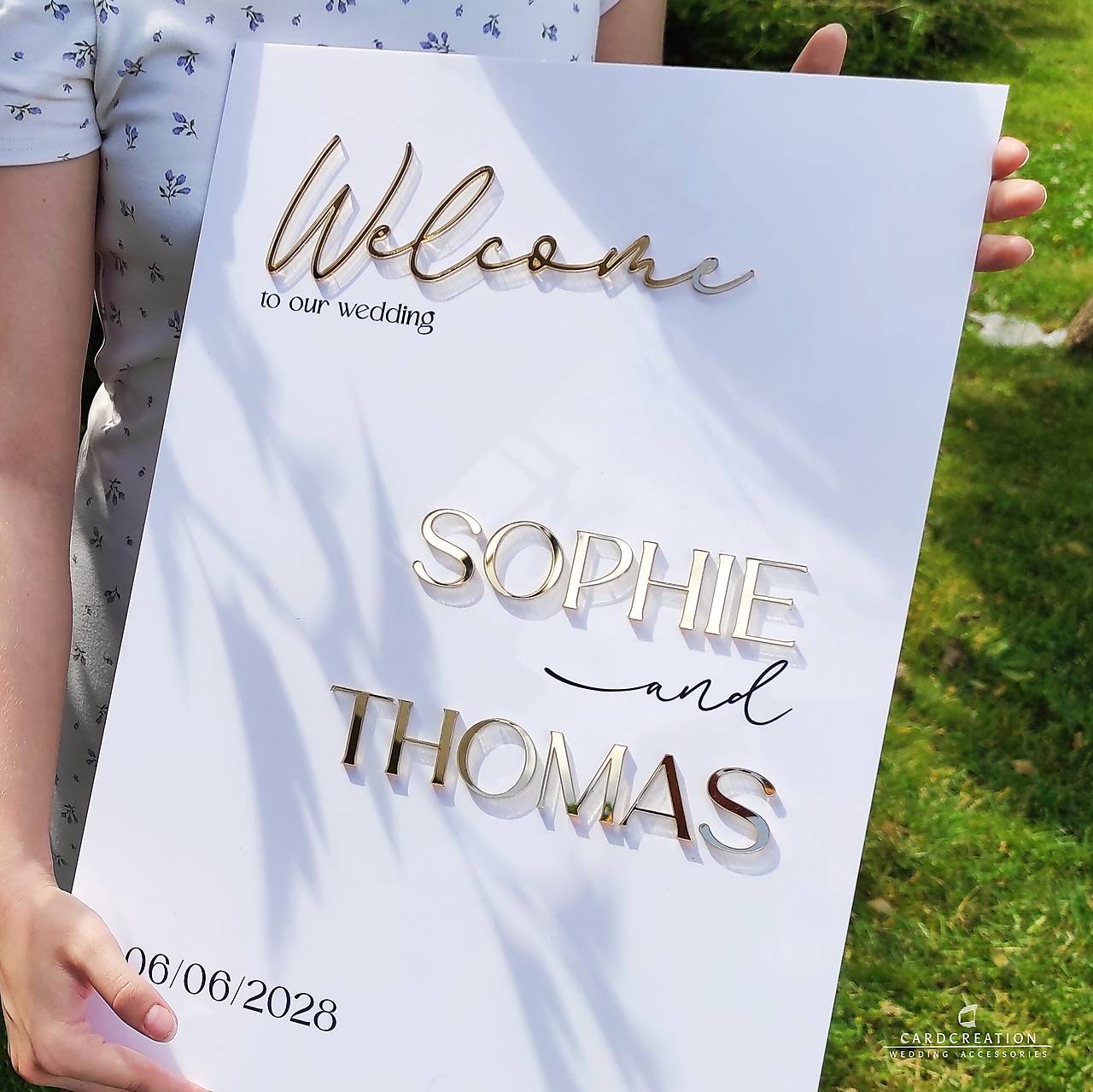 Elegantná uvítacia tabuľa z bieleho akrylu, UT2406