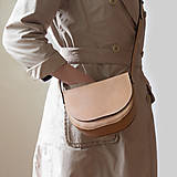 Kabelky - Kožená crossbody kabelka SADDLE MINI | béžová - 17606969_
