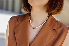 Náhrdelníky - minimalistický shell perlový náhrdelník - 2v1 zlaté srdce - 17607946_