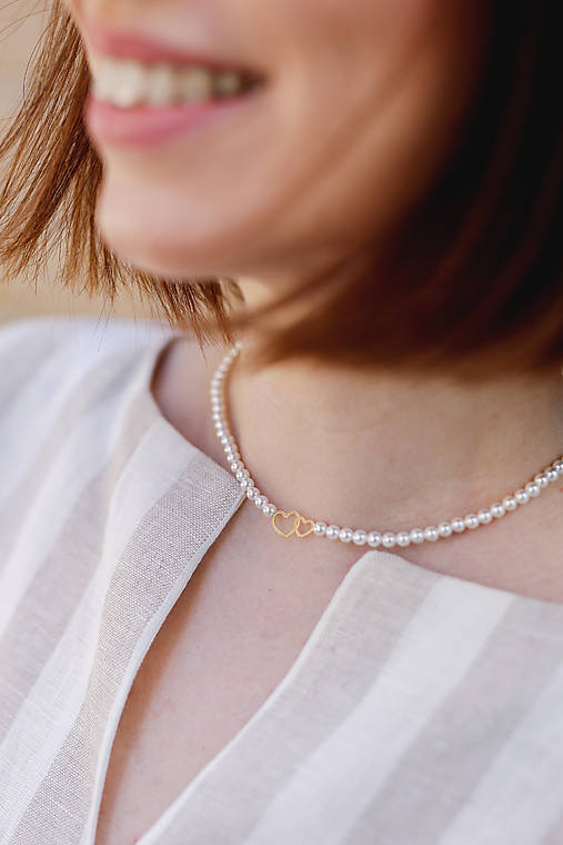 Náhrdelníky - minimalistický shell perlový náhrdelník - láska (pozlátené srdiečka 18K zlato) - 17608598_