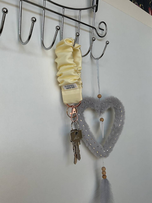 Kľúčenky - Brokátový Scrunchie Wristlet — elegantné pútko v štýle gumičky (Vanilla Meringue) - 17608599_