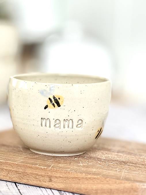 Pohárik MAMA Bee na bodkovanej hline
