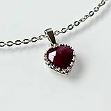 Náhrdelníky - Strieborný prívesok "Srdce s rubínom" - 17608984_