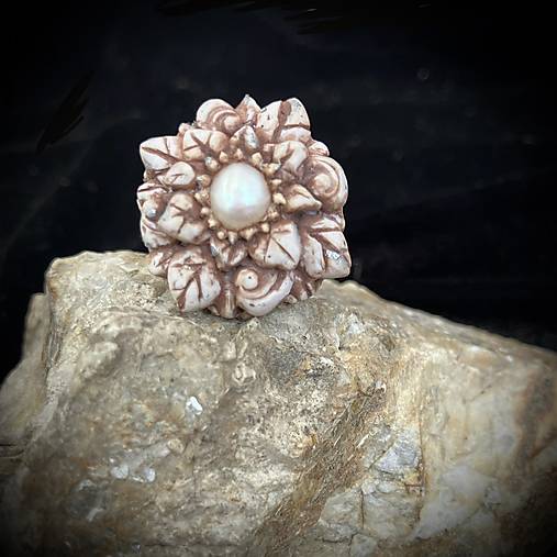 Prstene - Gotický Prsteň Kamenný kvet sĺz - romantický relikviový šperk s barokovou perlou z kolekcie Ruiny a kvety - 17608275_