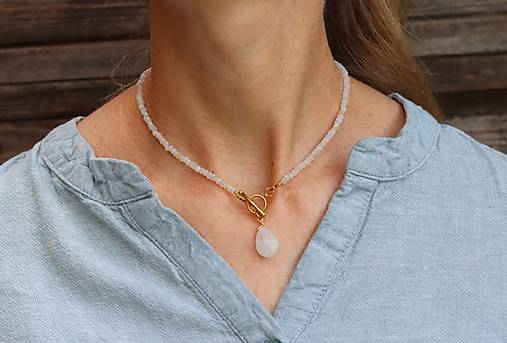 Letný choker mesačný kameň