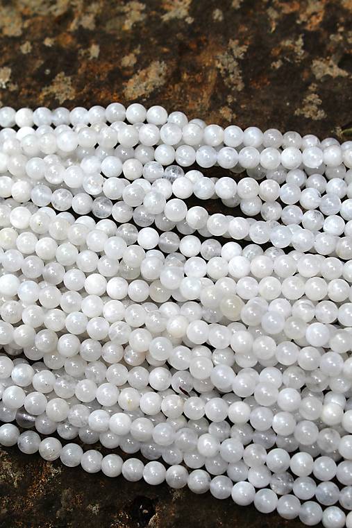 Minerály - mesačný kameň 5mm, strieborný až dúhový - 17610946_