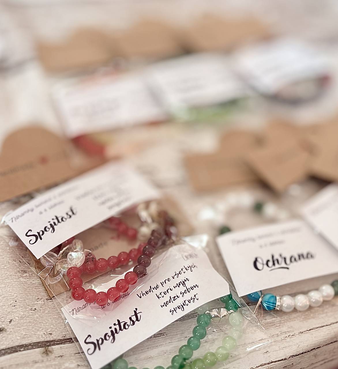 Náramky vyrábané s artritídou a s láskou 