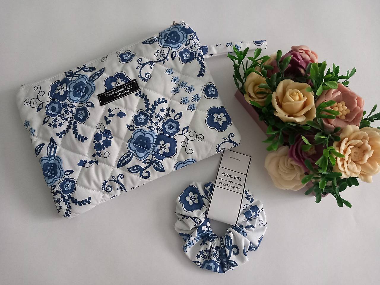 Kozmetická taštička + scrunchies