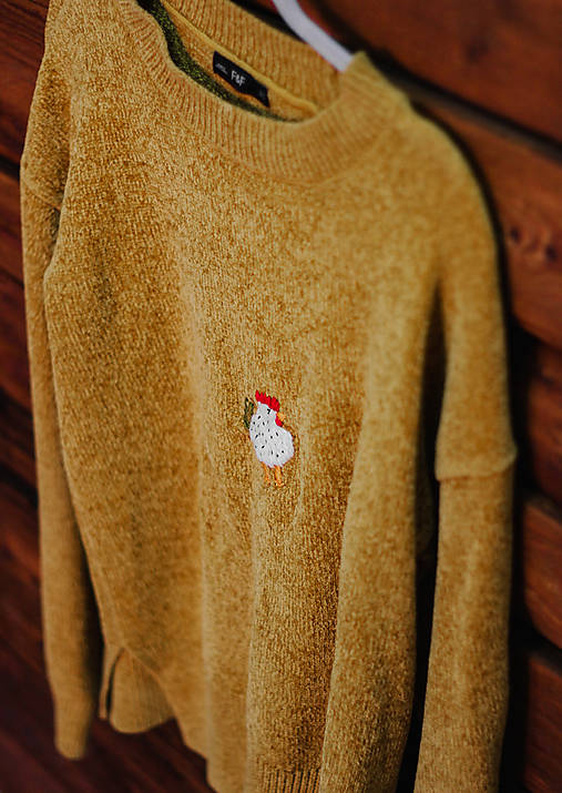 Svetre a kardigány - Upcyklovaný svetrík so sliepočkou - 17612923_