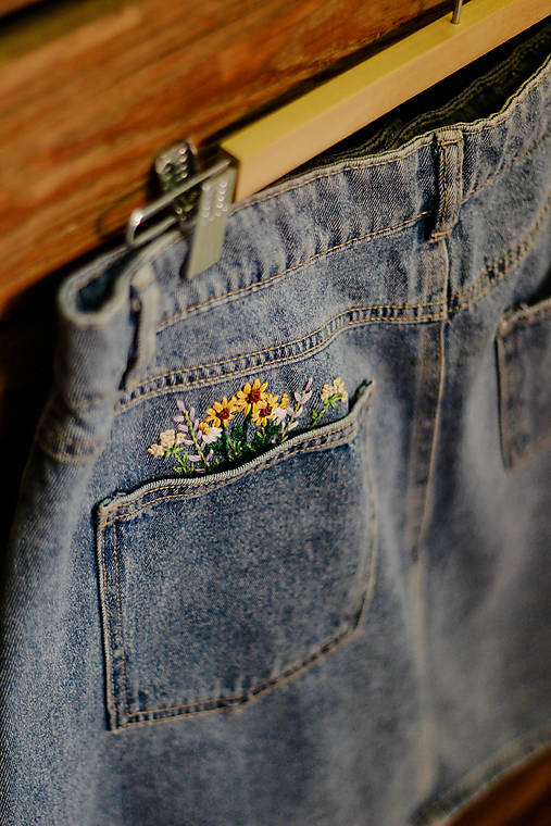 Sukne - Upcyklovaná rifľová sukňa s vyšívanými kvetmi - 17612927_