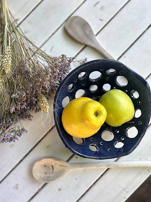 Nádoby - Keramická miska s originálnym perforovaným dizajnom - 17613496_