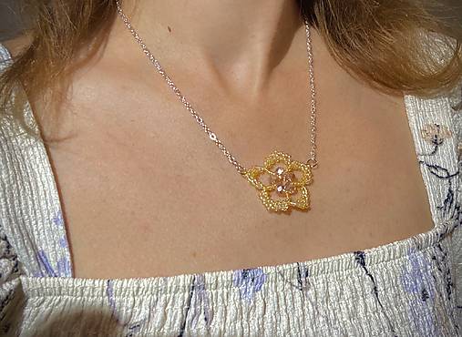 Náhrdelníky - Náhrdelník s kvetom - 17612763_