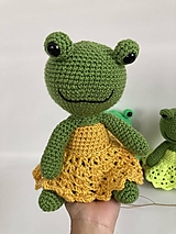 Hračky - žaba-žabka v sukničke /háčkovaná hračka/ - 17613473_