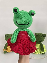 Hračky - žaba-žabka v sukničke /háčkovaná hračka/ - 17613474_