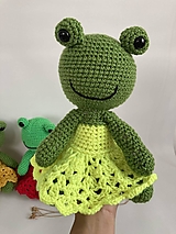 Hračky - žaba-žabka v sukničke /háčkovaná hračka/ - 17613476_