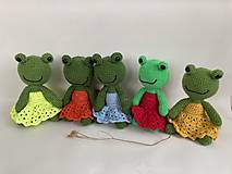 Hračky - žaba-žabka v sukničke /háčkovaná hračka/ - 17613487_
