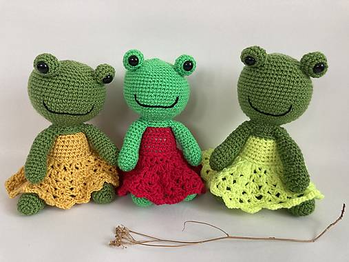 Hračky - žaba-žabka v sukničke /háčkovaná hračka/ - 17613472_