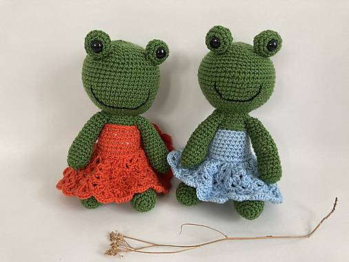 Hračky - žaba-žabka v sukničke /háčkovaná hračka/ - 17613511_