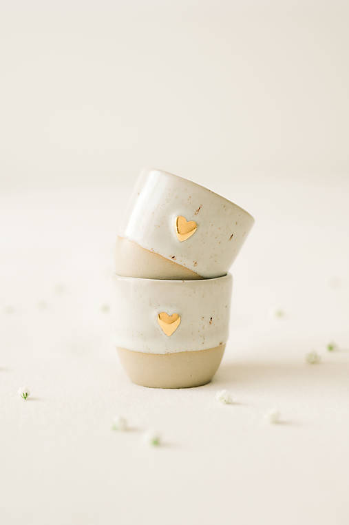 Nádoby - Šálka so zlatým srdiečkom malá - 17614512_