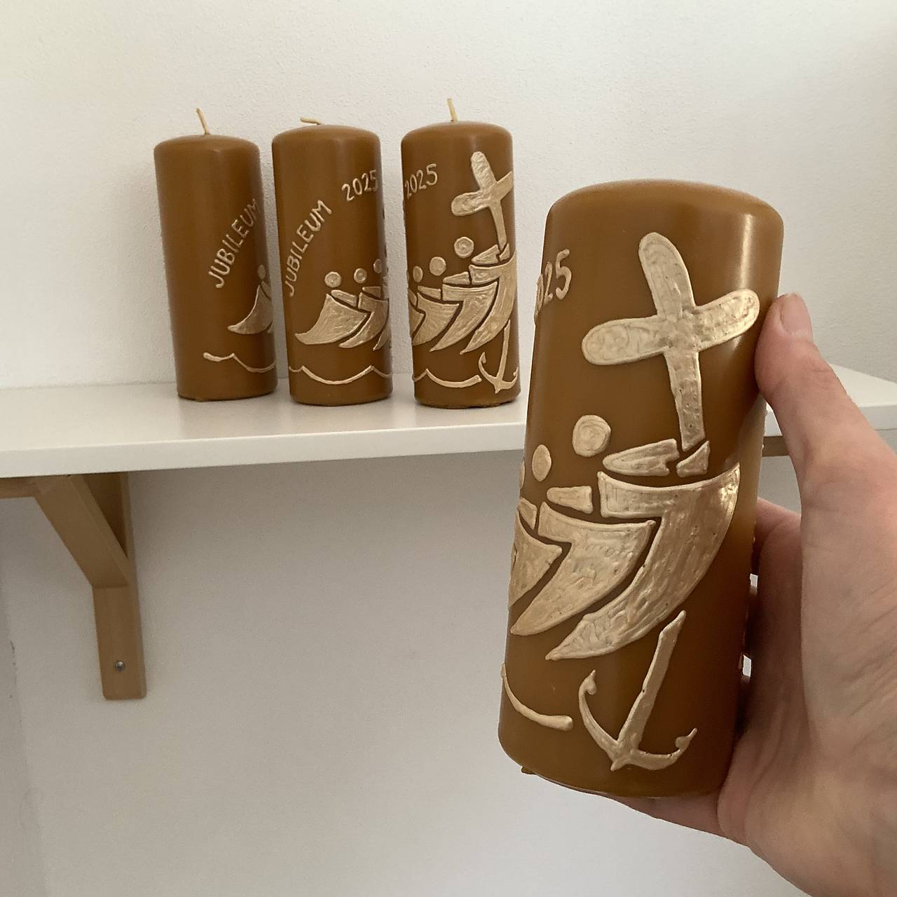 Maľovaná svieca so včelím voskom a logom jubilejného roka 2025 s maľbou