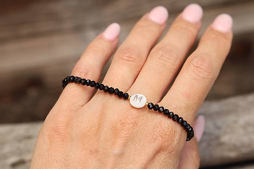 Náramok spinel s písmenkom