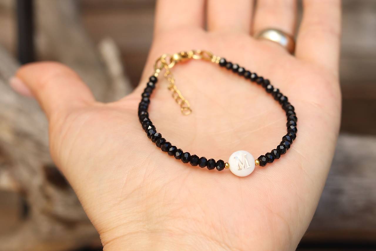 Náramok spinel s písmenkom