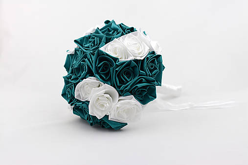 Kytice pre nevestu - Saténová kytica svadobná smaragdová-biela ruže - 17617110_