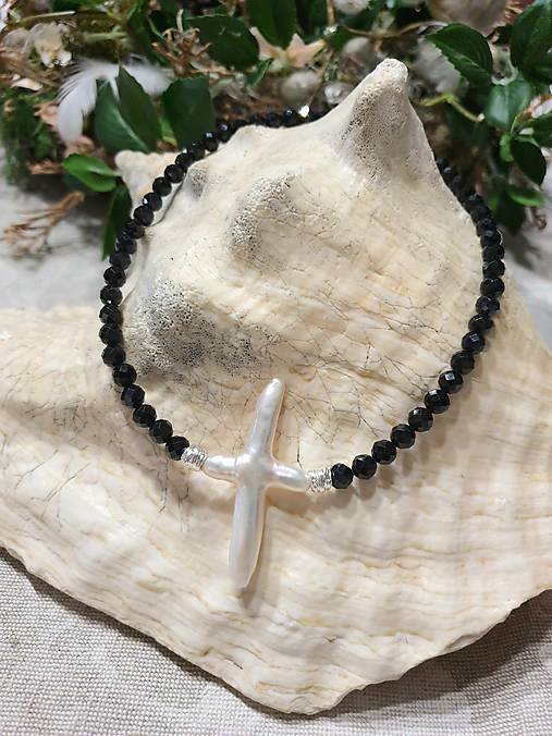 Náhrdelníky - Náhrdelník zo spinelu s perlou v tvare krížika - 17617990_