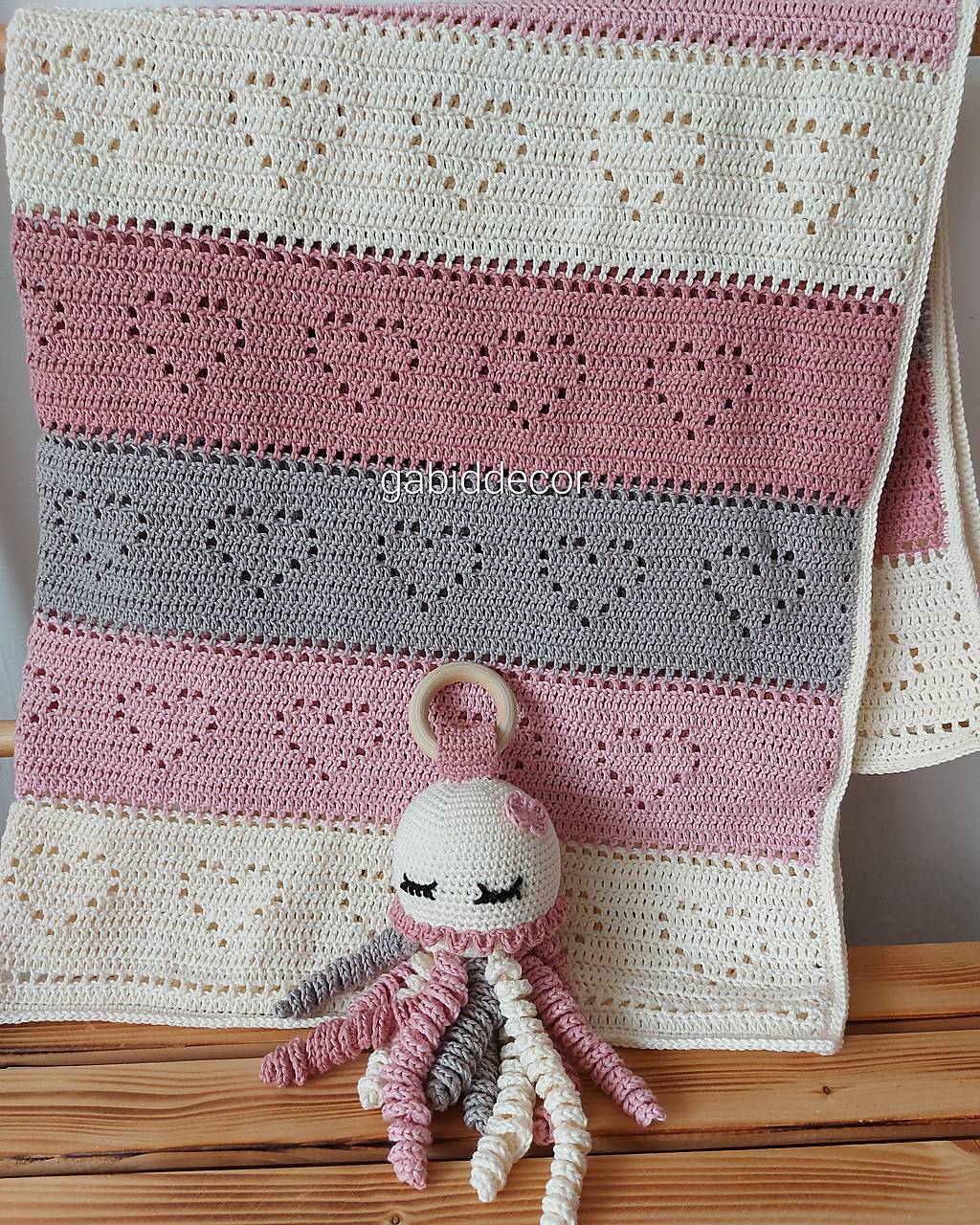 Detská bavlnená háčkovaná deka do kočíka, postieľky, chobotnička hrkálka, detská chobotnička (Chobotnička hrkálka)