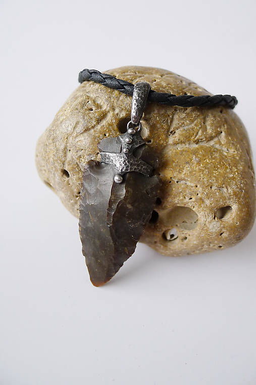 Pánske šperky - Amulet "Z denníka pravekého lovca I." - 17618181_