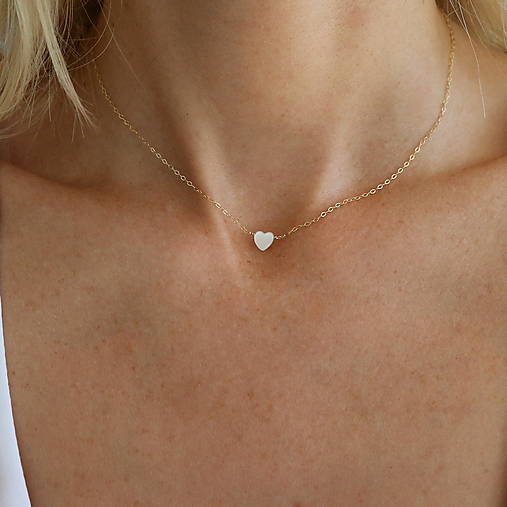 Náhrdelníky - Minimalistický náhrdelník so srdiečkom z perletě (gold filled) - 17618302_