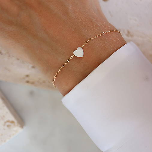 Náramky - Minimalistický náramok so srdiečkom z perletě (gold filled) - 17618306_
