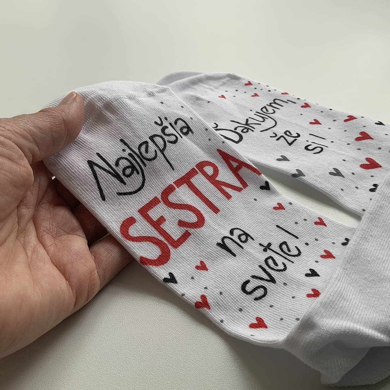 Maľované ponožky so slniečkom a srdiečkami a nápisom na želanie pre najlepšiu sestru