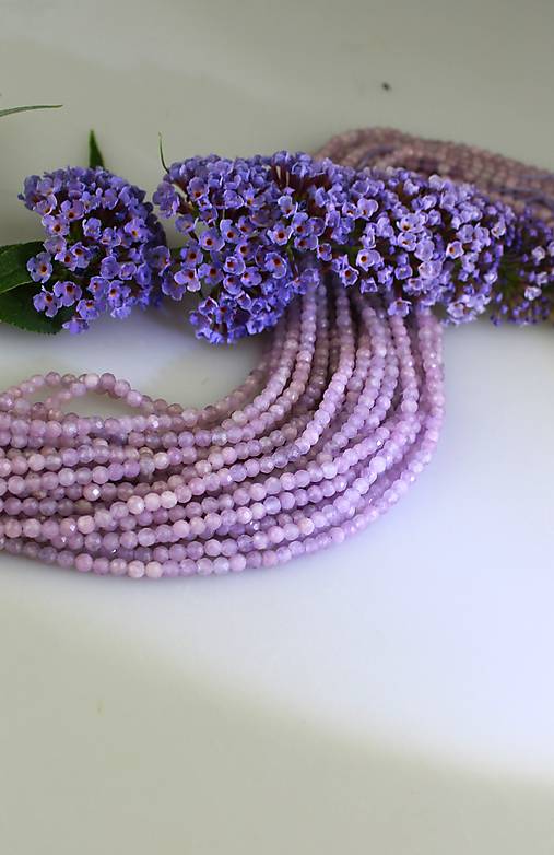 Minerály - kunzit 3mm korálky brúsené -celá šnúra - 17622886_