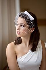Ozdoby do vlasov - Krátky svadobný závoj typu birdcage, sieťkový závoj pre nevesty - 17623213_