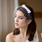 Ozdoby do vlasov - Krátky svadobný závoj typu birdcage, sieťkový závoj pre nevesty - 17623222_