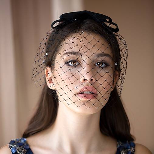 Ozdoby do vlasov - Čierny sieťkový závoj pre nevesty, Krátky čierny závoj typu birdcage, zdobený drobnými krištálikmi a elegantnou mašľou - 17623308_