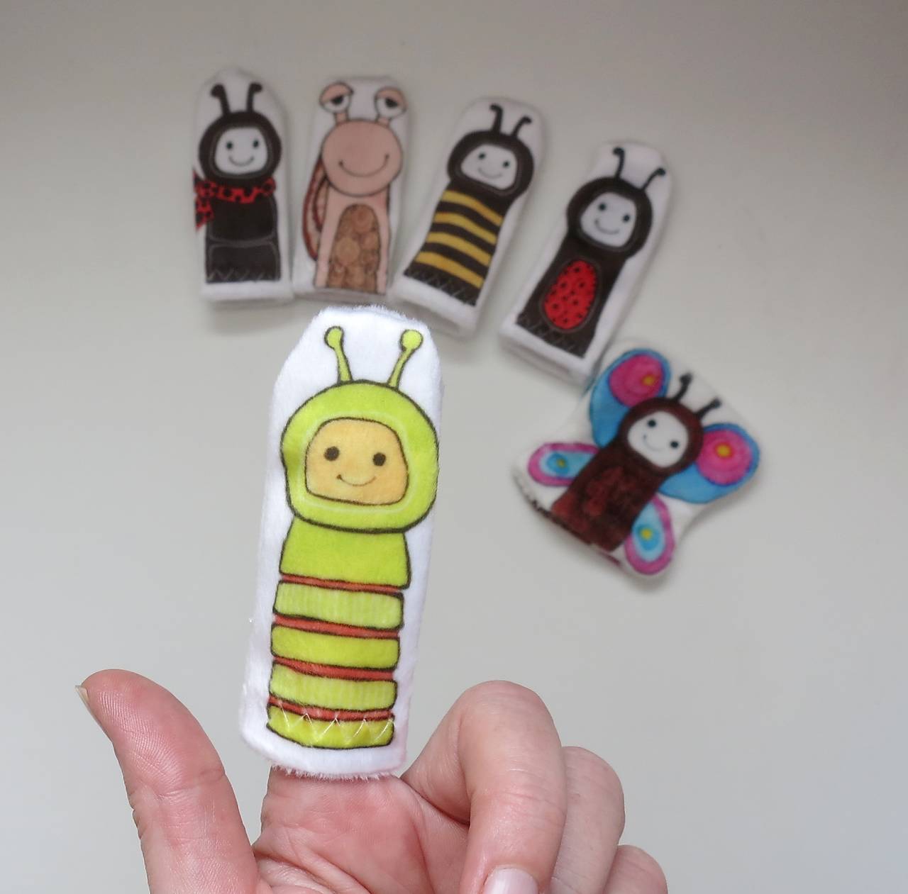 MINI pršteková maňuška - sada zvieratká na lúke (húsenička)