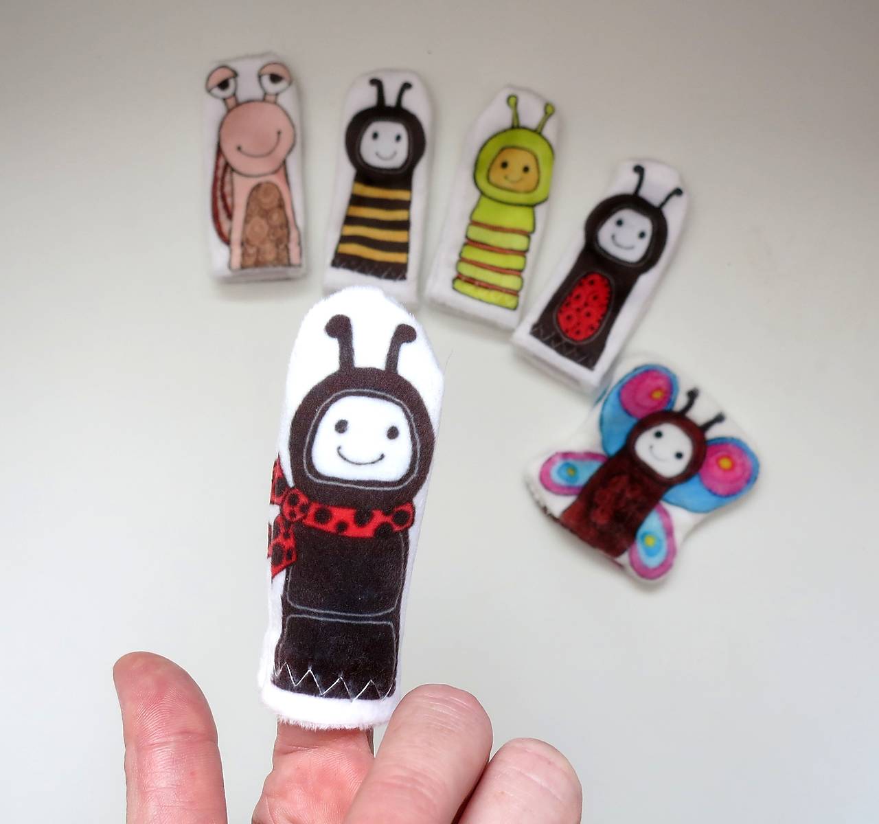 MINI pršteková maňuška - sada zvieratká na lúke (mravček)