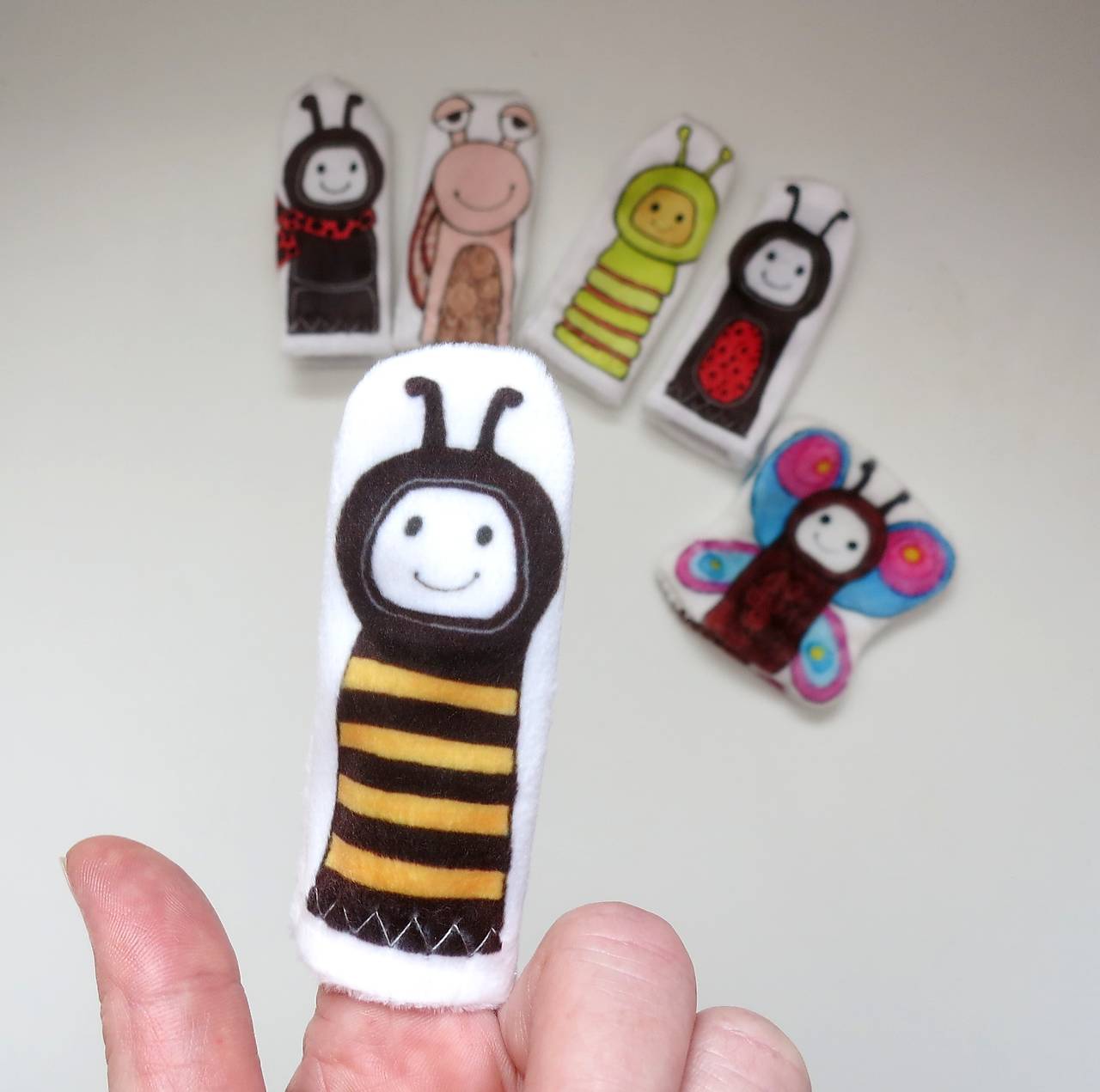 MINI pršteková maňuška - sada zvieratká na lúke (včielka)