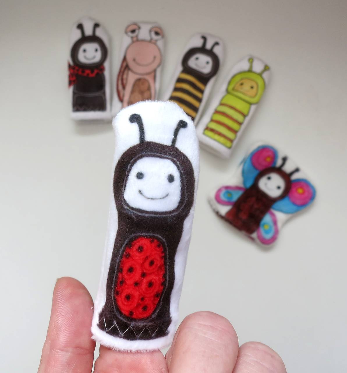 MINI pršteková maňuška - sada zvieratká na lúke (lienka)