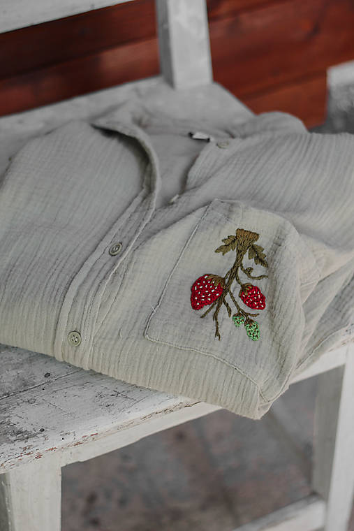 Blúzky a košele - Upcyklovaná mušelínová košeľa Jahody - 17624685_