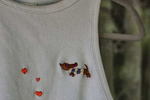 Topy, tričká, tielka - Upcyklovaný crop-top s výšivkou psíka - 17624718_